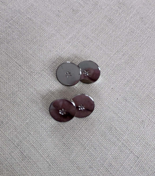 Manchettknapp, platt med stjärna.